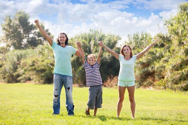 Feliz padres con hijo adolescente