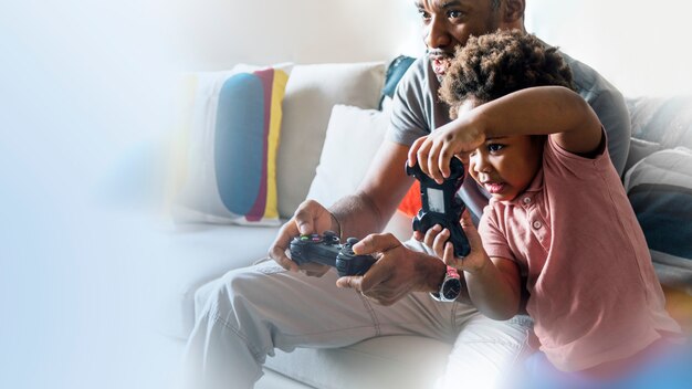 Feliz papá e hijo jugando juntos