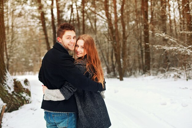 Feliz pareja abrazada después de un día al aire libre