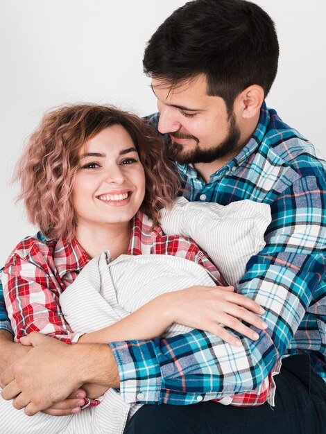 Foto gratuita feliz pareja abrazada por san valentín