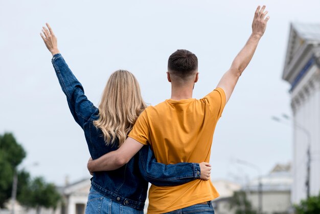 Feliz pareja abrazados desde el tiro trasero