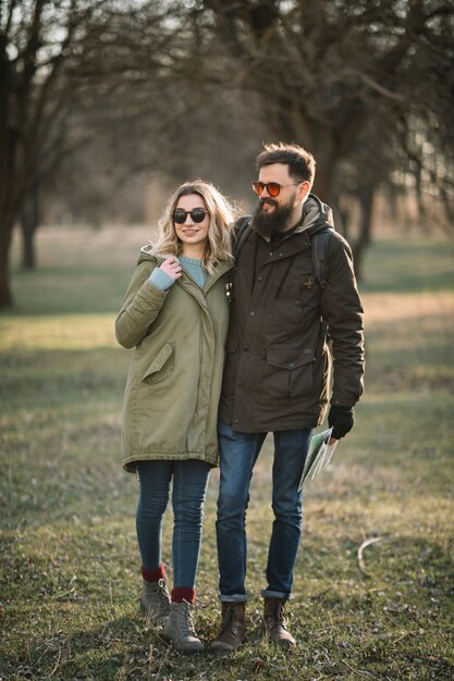 Feliz pareja abrazándose