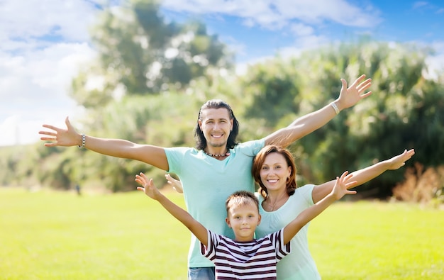 Foto gratuita feliz pareja con un adolescente