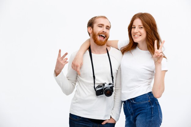 Feliz pareja adulta posando con cámara de fotos