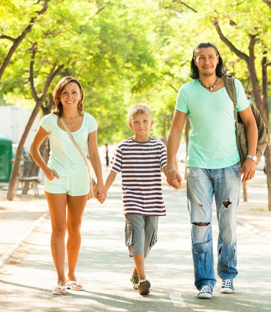 Feliz pareja de adultos con el adolescente