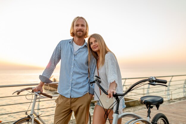 feliz pareja de amigos que viajan en verano en bicicleta