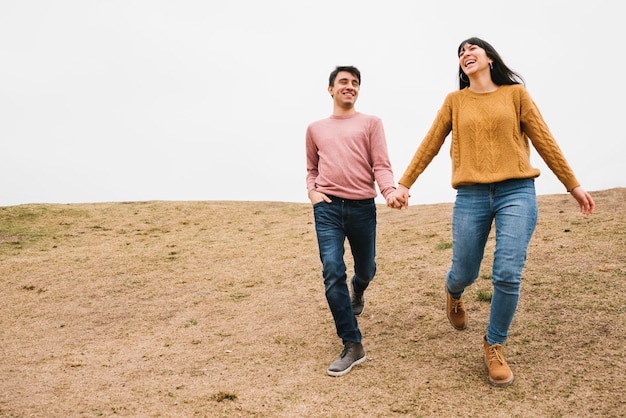 Feliz pareja amorosa caminando en la naturaleza