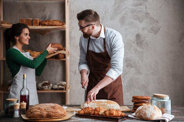 Feliz pareja amorosa panaderos.