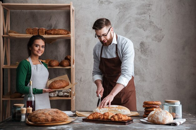 Feliz pareja amorosa panaderos.