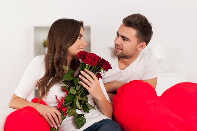 Feliz pareja amorosa con rosa roja