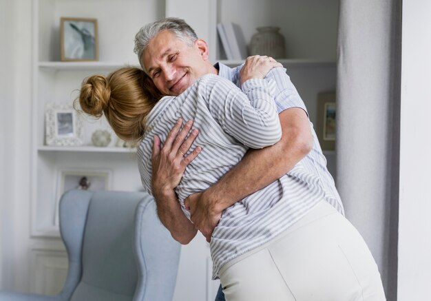 Feliz pareja de ancianos abrazándose