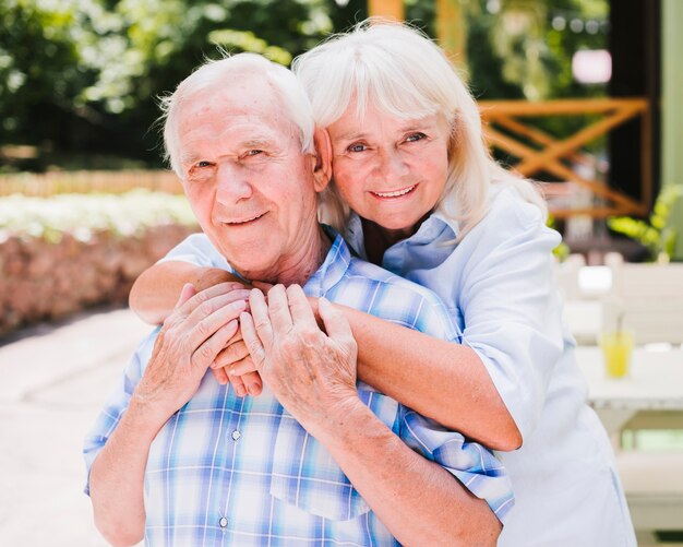 Feliz pareja de ancianos mirando a cámara