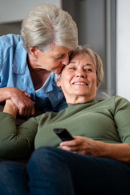 Feliz pareja de ancianos queer tiro medio