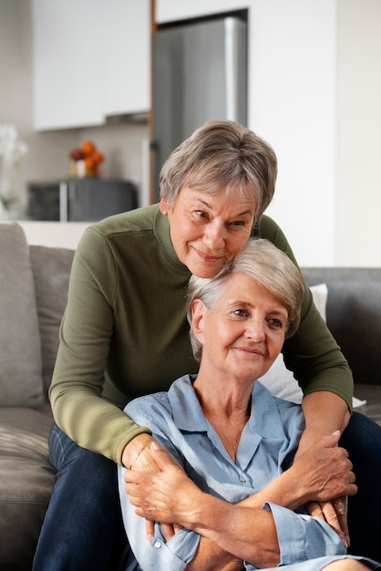 Feliz pareja de ancianos queer vista frontal