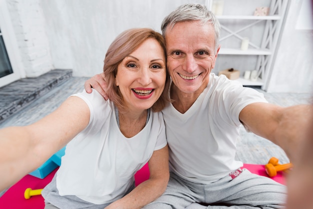 Foto gratuita feliz pareja de ancianos tomando autorretrato