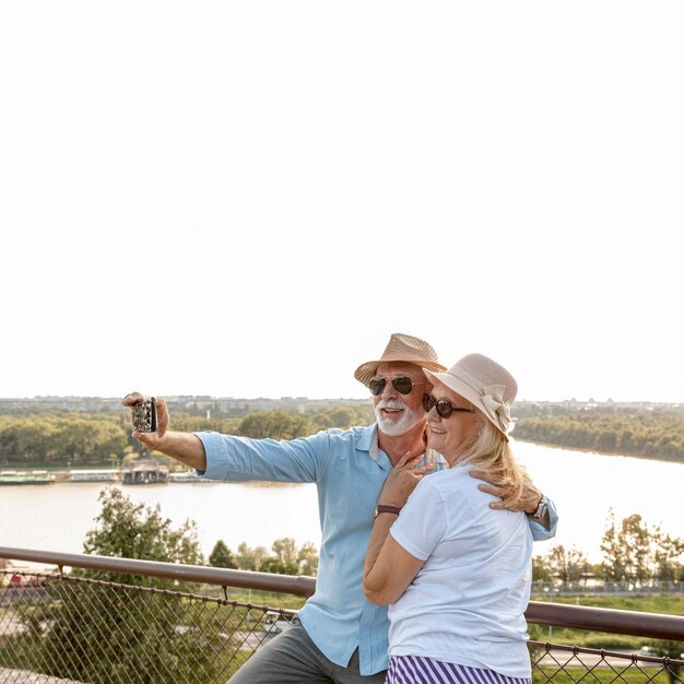 Feliz pareja de ancianos tomando una selfie