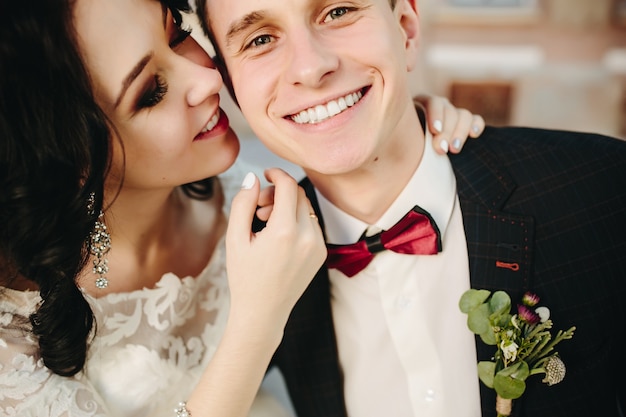 Feliz pareja apacible en trajes de boda