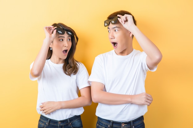 Feliz pareja asiática en estudio