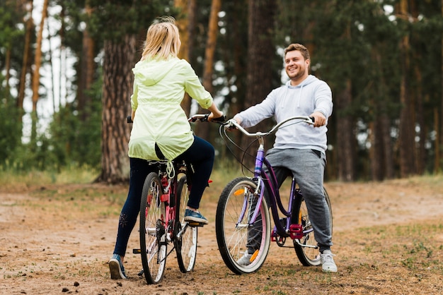 Feliz pareja en bicicleta