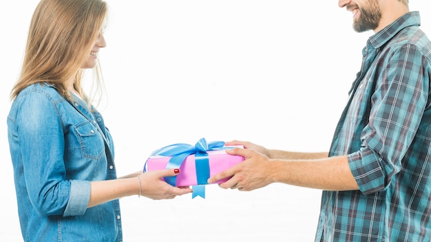 Foto gratuita feliz pareja con caja de regalo sobre fondo blanco