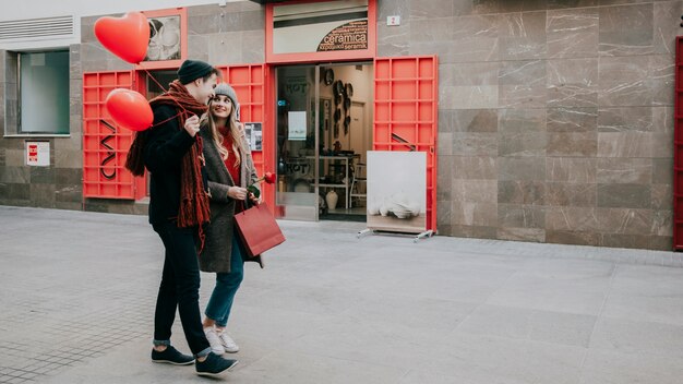 Feliz pareja caminando por la calle