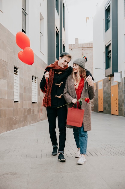 Feliz pareja caminando en la fecha