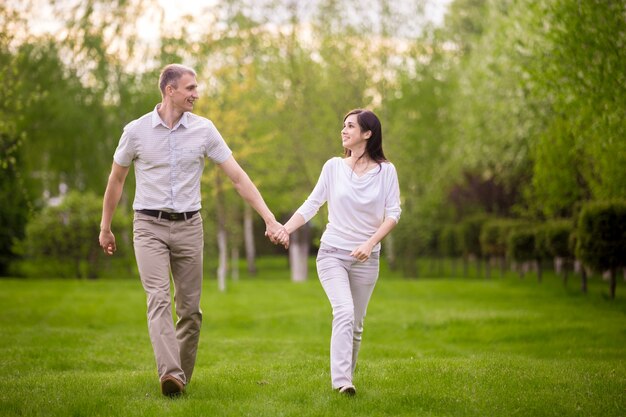 Feliz pareja caminando en el parque