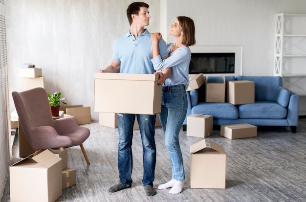 Feliz pareja en casa el día de la mudanza