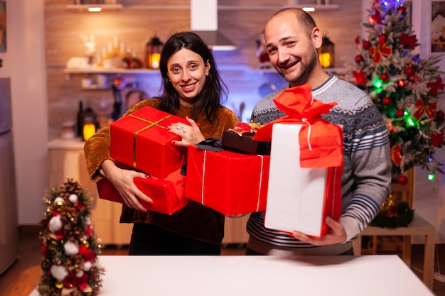 Feliz pareja casada con regalo secreto presente con cinta en él