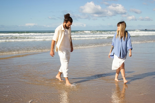 Feliz pareja caucásica divirtiéndose en la playa