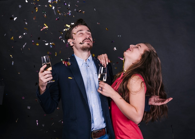 Feliz pareja celebrando año nuevo