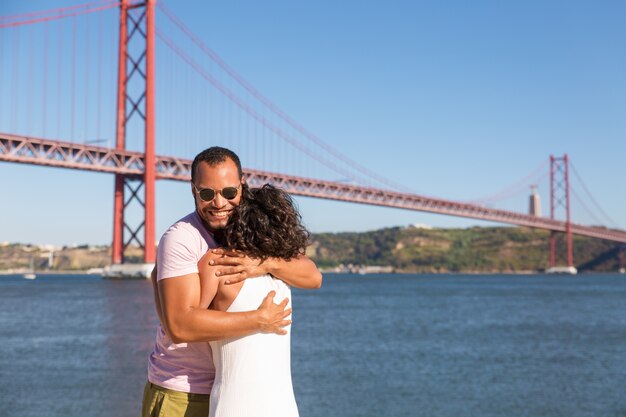 Feliz pareja celebrando buenas noticias