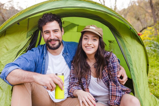 Feliz pareja cerca de la tienda