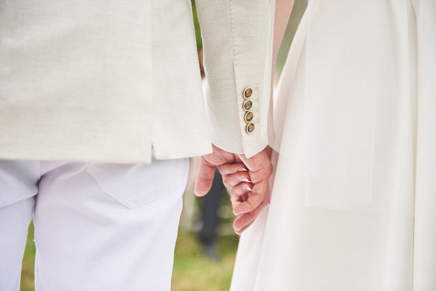 Feliz pareja cogidos de la mano juntos como amor para siempre.