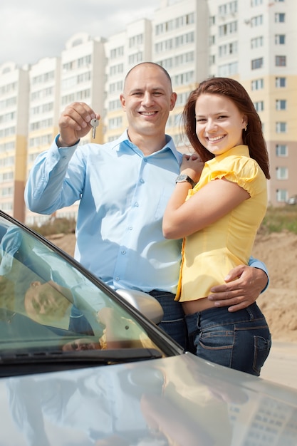 feliz pareja contra bienes inmuebles