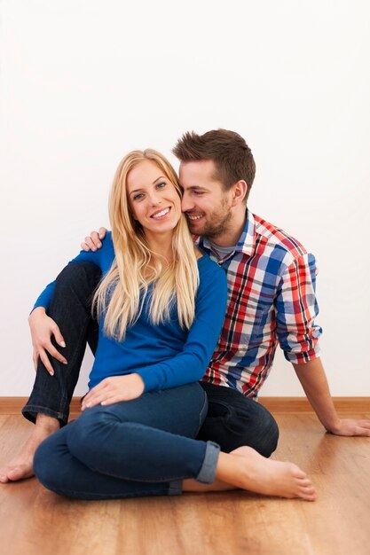 Feliz pareja coqueteando juntos en casa