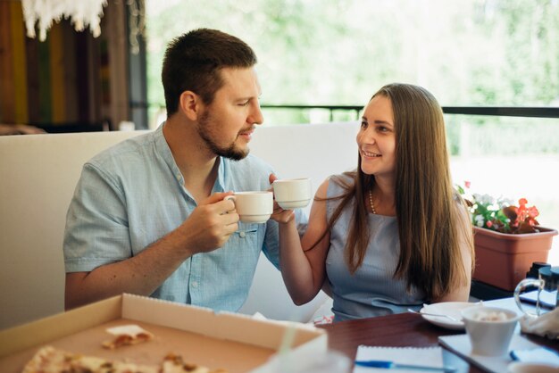 Feliz pareja desayunando con café