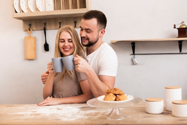 Foto gratuita feliz pareja desayunando