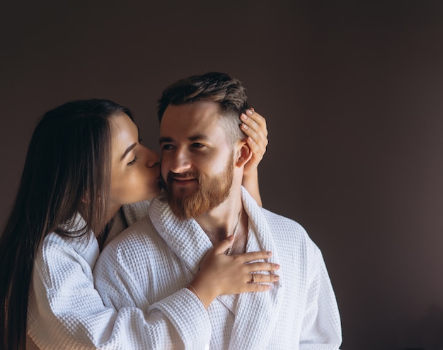 Feliz pareja disfruta de la compañía del otro en una habitación de hotel.