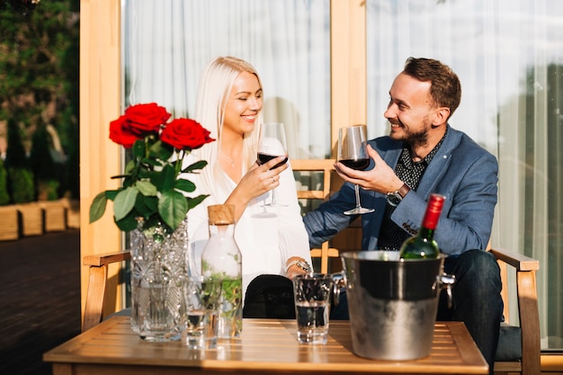 Feliz pareja disfrutando de las bebidas en el restaurante