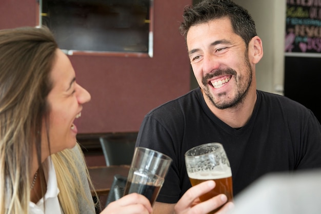 Foto gratuita feliz pareja disfrutando de las bebidas