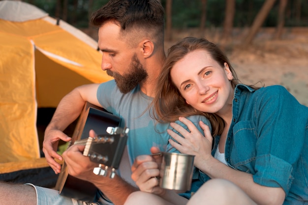 Feliz pareja disfrutando de la música