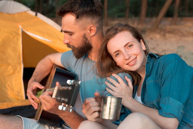 Feliz pareja disfrutando de la música