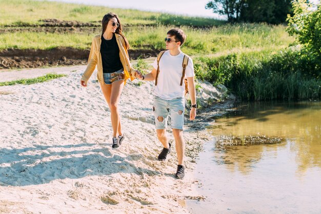 Feliz pareja disfrutando de senderismo al aire libre