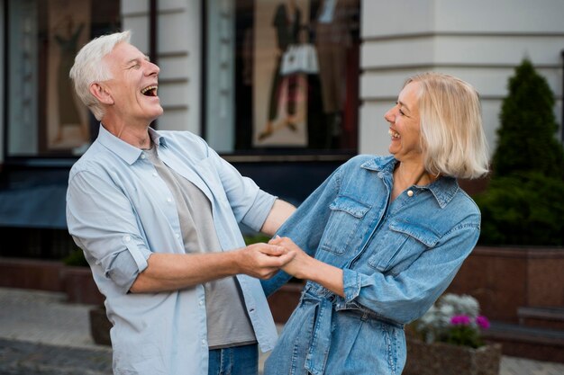 Feliz pareja disfrutando de su tiempo al aire libre en la ciudad