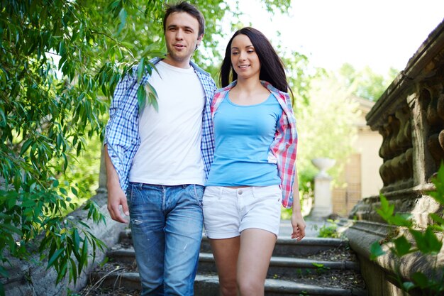 Feliz pareja disfrutando sus vacaciones