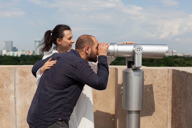 Feliz pareja disfrutando de verano pasar tiempo en la construcción de la torre