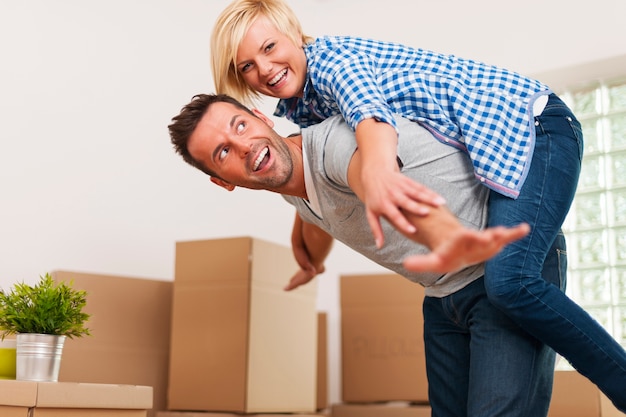 Feliz pareja divertirse en su nuevo apartamento