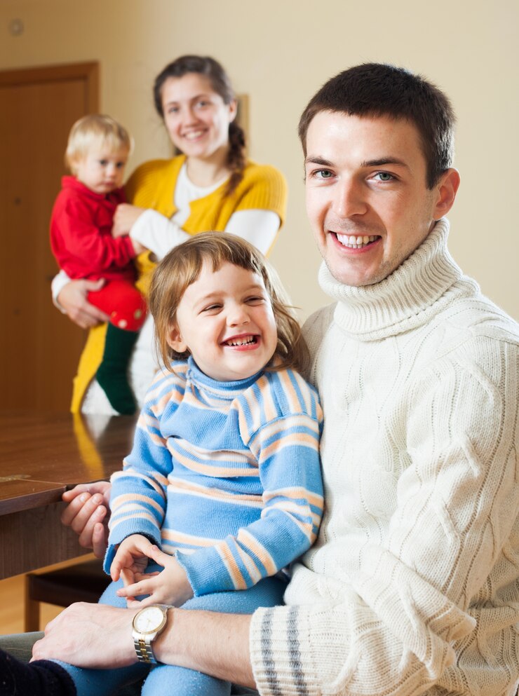Foto gratuito feliz pareja con dos hijos