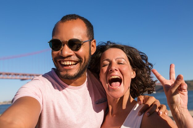 Feliz pareja emocionada disfrutando de vacaciones